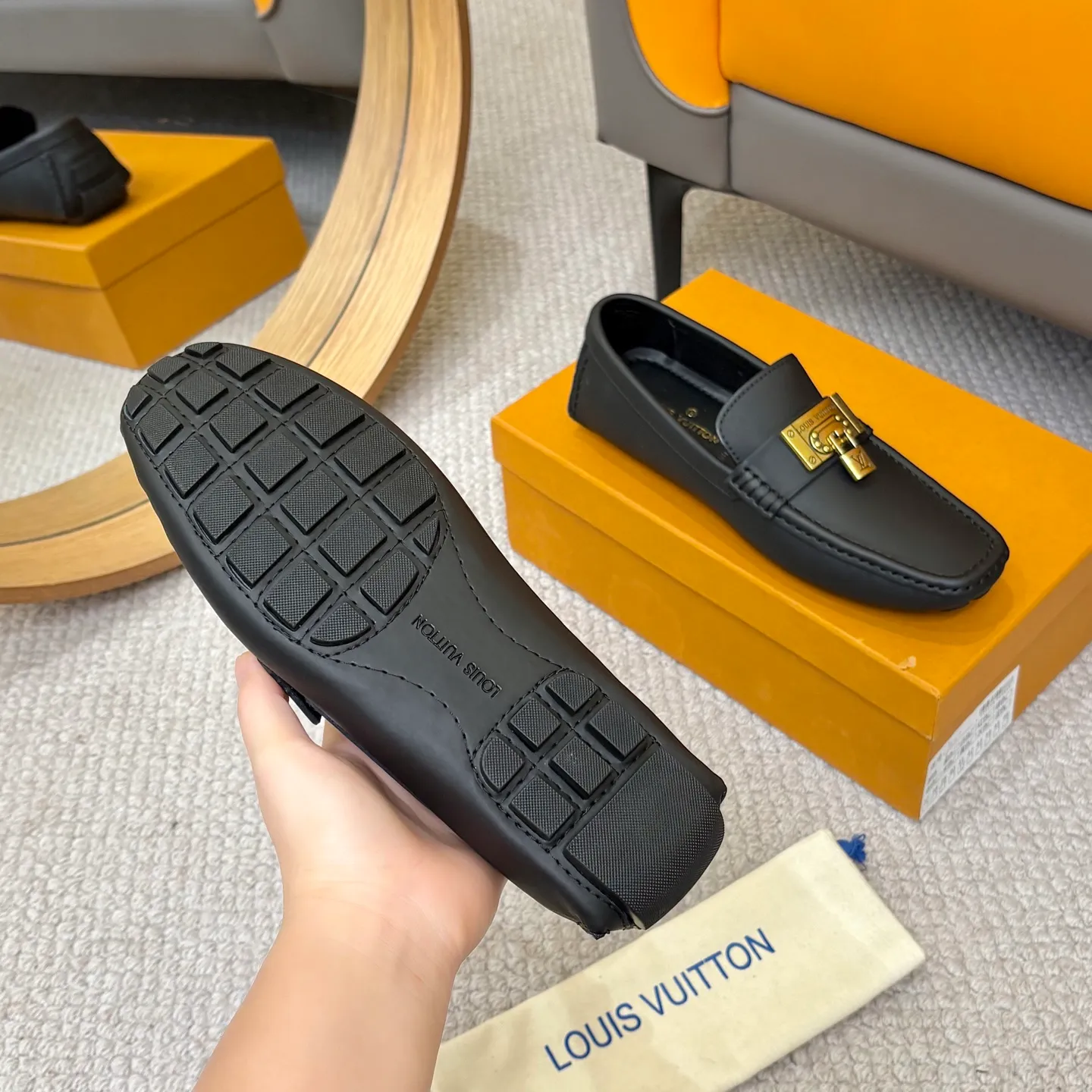 Men's men's shoes 💰420 (Yangli) LV 2⃣️0⃣️2⃣️5️⃣Spring and summer counter GLORIA series models ✈️Original factory special leather production, original last type. A classic driving slip-on casual shoe that shows an elegant style with exquisite craftsmanship details such as Monogram embossing all over the upper🌀Italian imported calfskin fabric Sheepskin foot pads➕Inside～Private mold replica sole Unique style Comfortable driving slip-on Size: 4-12 (38-46) Comes with [Counter packaging: original box, wrapping paper, card, instruction manual, shoehorn, cloth bag] No pressure to enter and leave the counter!